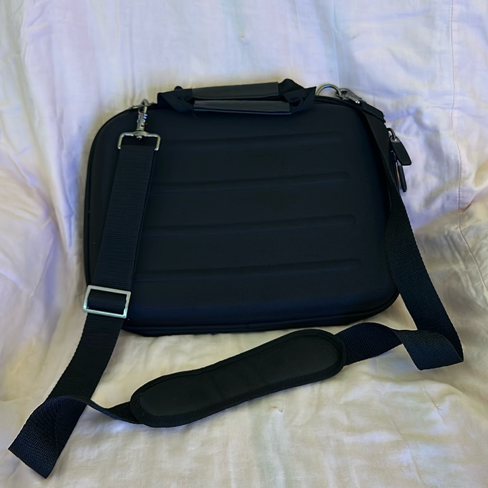 Kenneth Cole Reaction laptop case with carrying strap Fits 13” wide laptop snug